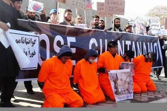 Pengunjuk rasa memakai pakaian tahanan berwarna oranye saat unjuk rasa menuntut penutupan Guantanamo