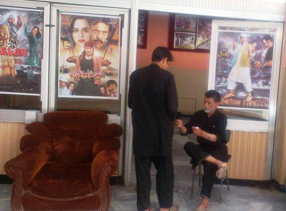 Seorang petugas bioskop di Kabul sedang memeriksa karcis penonton. (Foto: Ghayor Waziri)