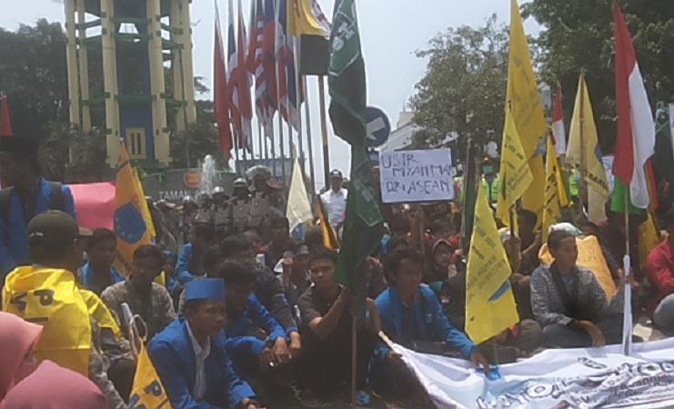 Mahasiswa Jombang Ancam Turunkan Bendera Myanmar dari Taman ASEAN