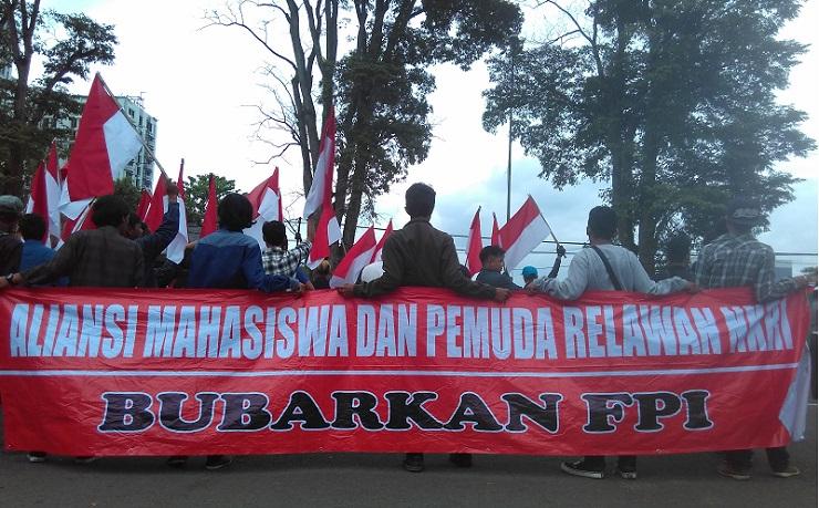 Gelar Aksi di Kantor Aher, Mahasiswa Bandung Sebut FPI Ancaman Bagi Negara