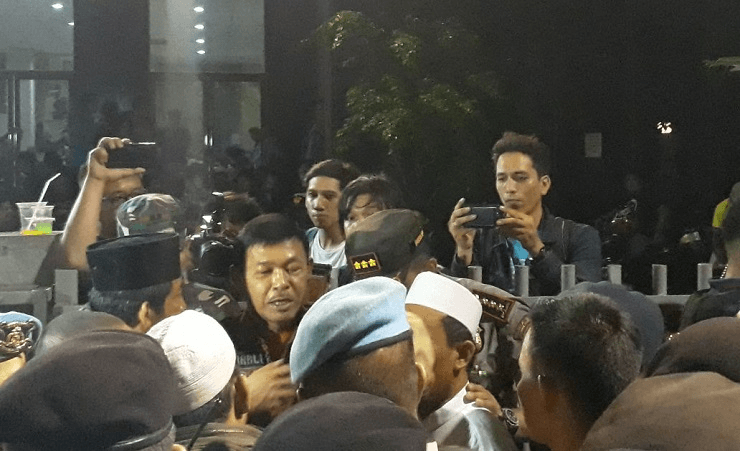 Polisi kepada Massa: Bubar-bubar, Kegiatan di LBH Jakarta Tidak Bahas PKI!