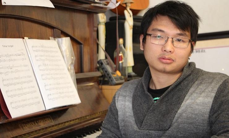 Minh Doung pulih dari trauma akibat serangan rasial dengan bermain piano. (Foto: Jarni Blakkarly)