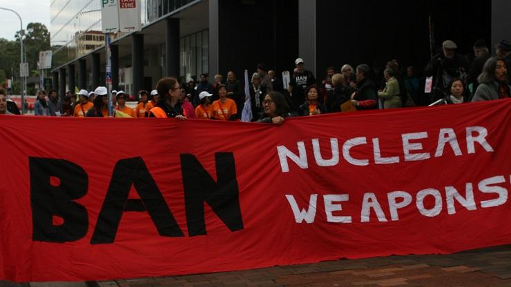 Kelompok pengunjuk rasa menentang senjata nuklir di Sydney. (Foto: Jake Atienza)