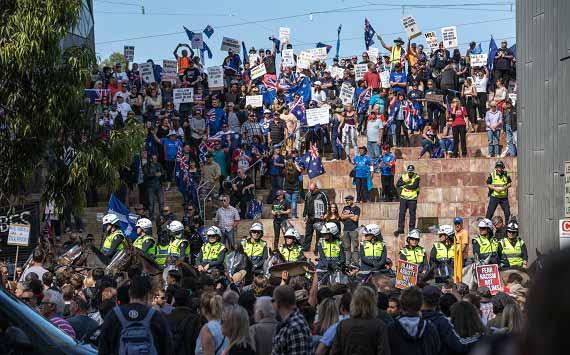 Demo anti-Islam dan demo tandingan mendukung Muslim berlangsung di Australia awal April 2015. (Foto: