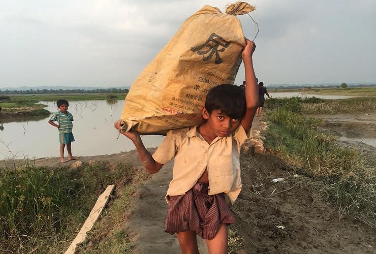 Pengungsi Rohingya yang melarikan diri dari Negara Bagian Rakhine menuju Bangladesh. (Foto: Shakil A