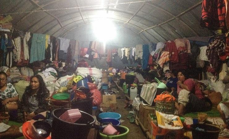 Beberapa warga beristirahat di pengungsian GBKP Simpang Enam, Kabanjahe, Sumatera Utara, Selasa (310