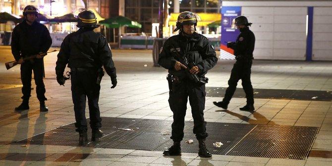 Polisi berjaga pasca serangakaian teror bom dan penembakan di Paris, Perancis. (foto: www.setkab.go.
