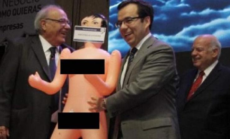 INTERMEZO: Hadiah Boneka Seks Bikin Gempar, Presiden Chile Kecam Menterinya