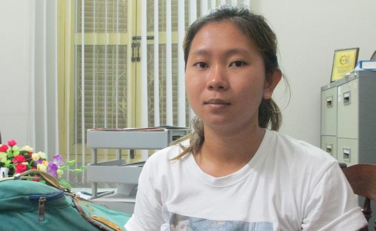 Keluarga aktivis ADHOC Kamboja yang ditangkap atas tuduhan menyuap saksi. (Foto: Borin Noun)