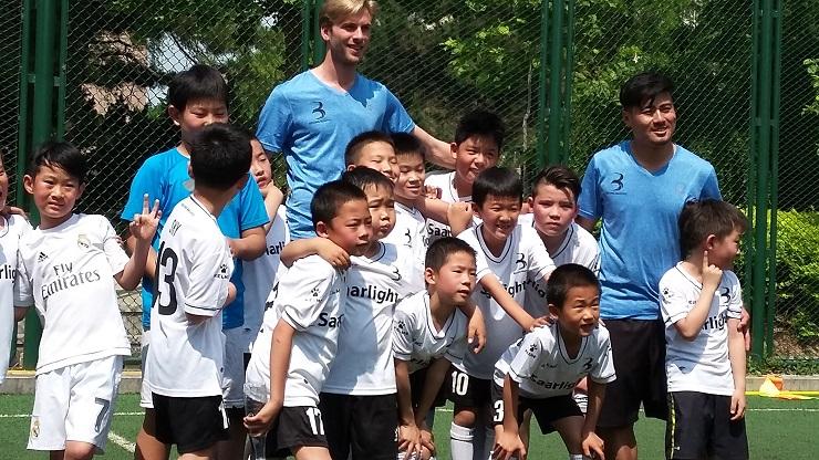Anak-anak Tiongkok sehabis latihan sepak bola. (Foto: Abhijan Barua)