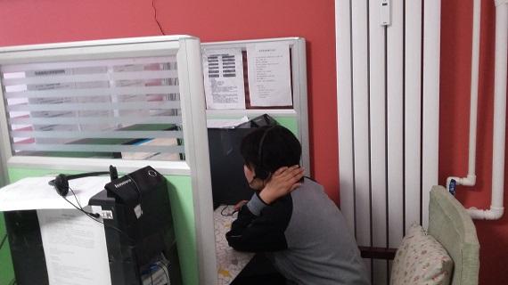 Operator Pusat Konseling Psikologi Perempuan, Maple, di Beijing sedang menerima pengaduan. (Foto: Ab