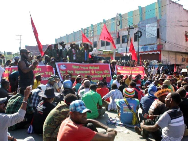 Demo Komite Nasional Papua Barat  di Jayapura. (KBR/Lita)