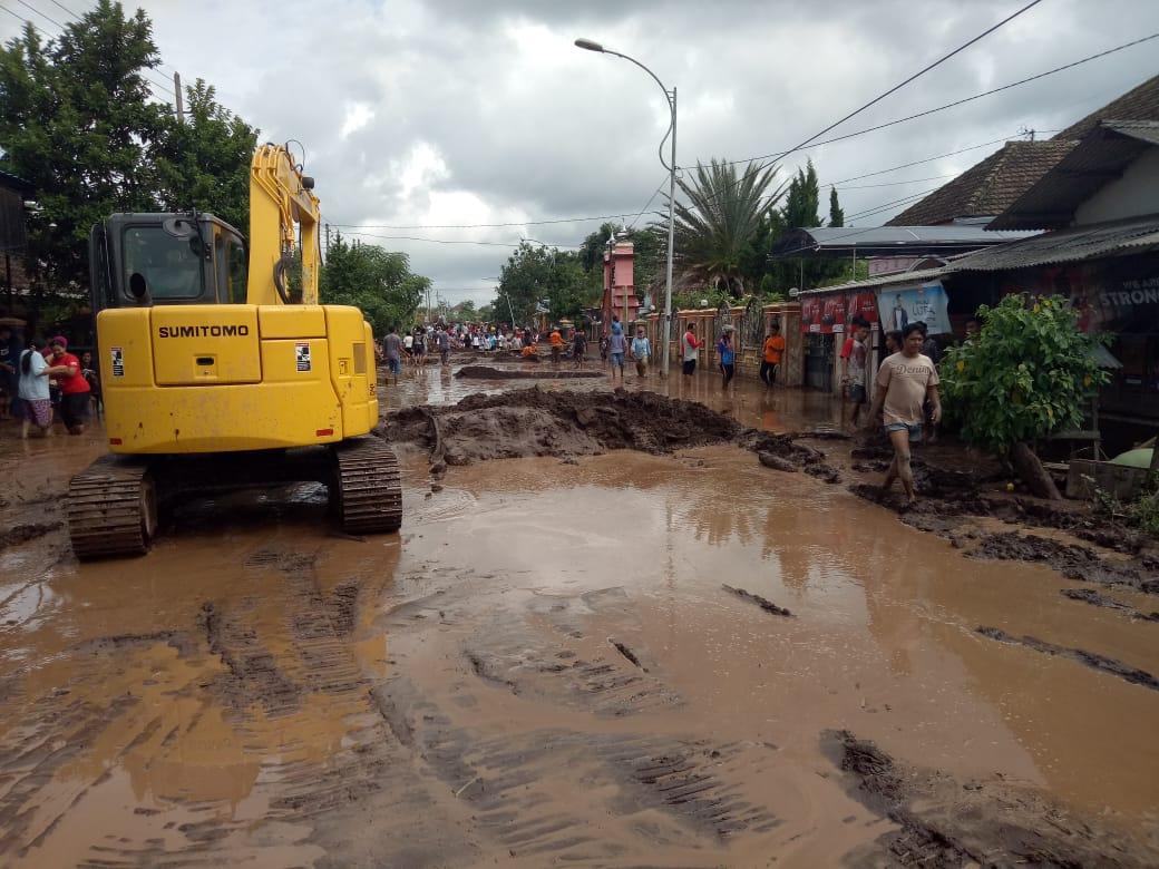 Alat berat mulai diturunkan di lokasi bencana banjir bandang di Desa Alas Malang, Kecamatan Singonju