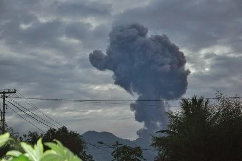Abu Vulkanik Gunung Dukono Menyebar, Ribuan Masker Disebar ke Maluku Utara