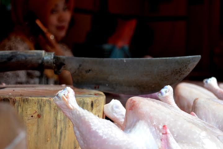 Pasca Lebaran, Harga Daging Ayam di Mataram Terus Melonjak