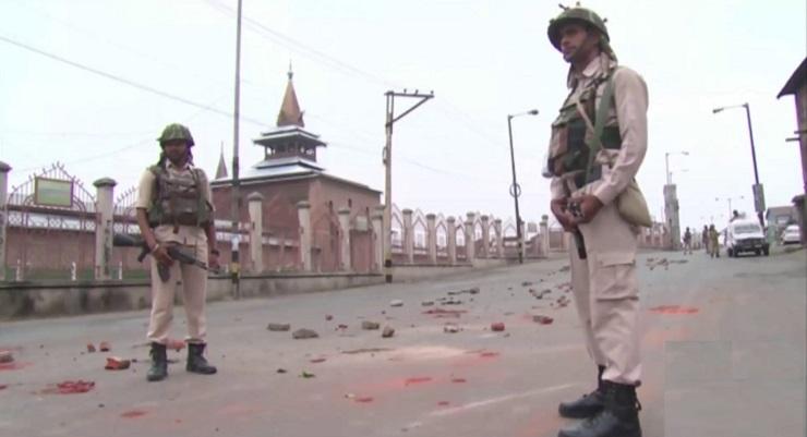 Kashmir remains under curfew for the third consecutive week. (Photo: Bismillah Geelani)