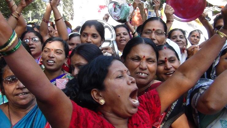 Perempuan di beberapa negara bagian India mengkampanyekan larangan peredaran minuman keras. (Foto: B