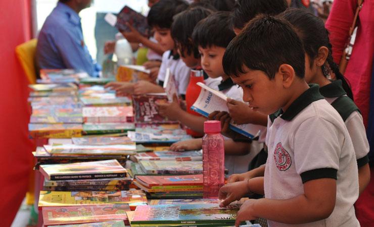 Anak-anak tampak antusias melihat buku-buku yang ada di Festival Sastra di Jaipur India. (Foto: Jasv