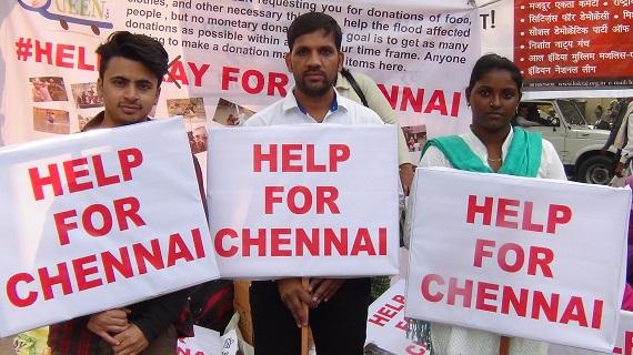 Para relawan di New Delhi mengumpulkan bantuan bagi korban banjir Chennai. (Foto: Bismillah Geelani)