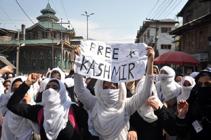 Kashmir students protesting in Srinagar. (Photo: www.greaterkashmir.com)