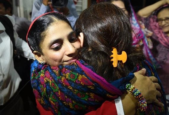 Geeta thanking Pakistan NGO. (Photo: Jasvinder Sehgal)