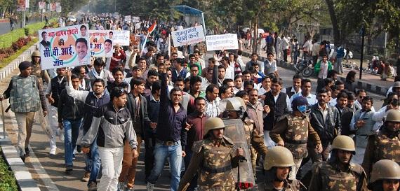 Masyarakat turun ke jalan memprotes skandal ujian masuk sekolah kedokteran di India. (Foto: Shuriah 