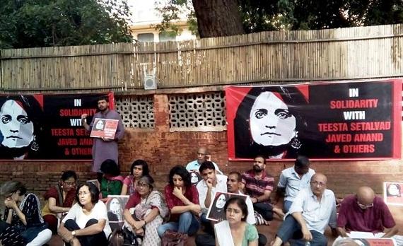 Para aktivis mengekspresikan solidaritas mereka untuk Treesta Setalvad di New Delhi. (Foto: Bismilla