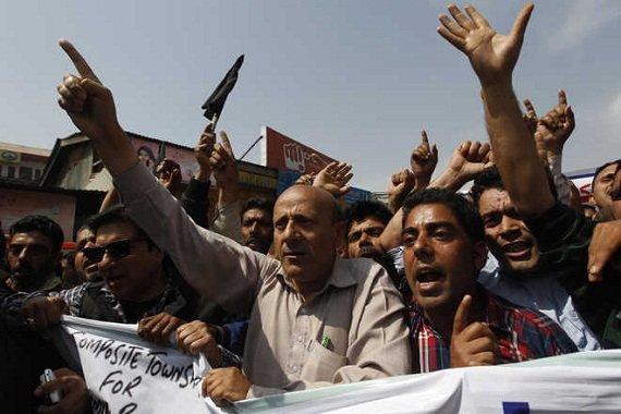 Unjuk rasa warga Muslim Kashmir terkait rencana memukimkan warga Hindu di kota khusus. (Foto:  www.t
