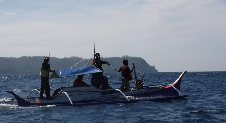 Pump boat traveling to Balut Island (Photo: Mariel Gardiola)