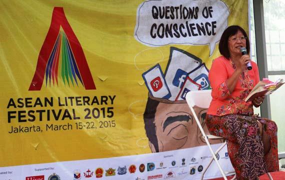 Singaporean writer Josephine Chia read from her book Kampong Spirit in Poetry in the park part of AL