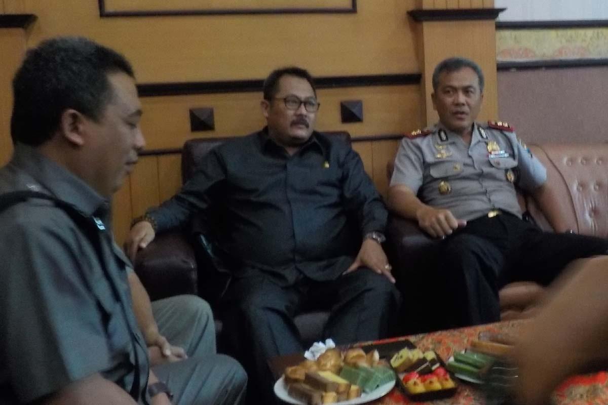  Wakil Ketua DPRD Irwan Bachtiar (tengah) bersama Kapolres Bondowoso   Djadjuli (kanan) usai melapor