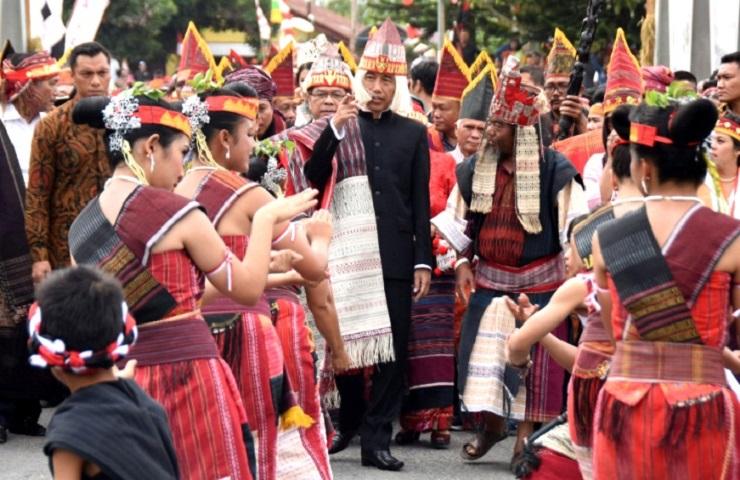 Presiden Joko Widodo dalam busana adat Batak (Foto: citraindonesia.com)