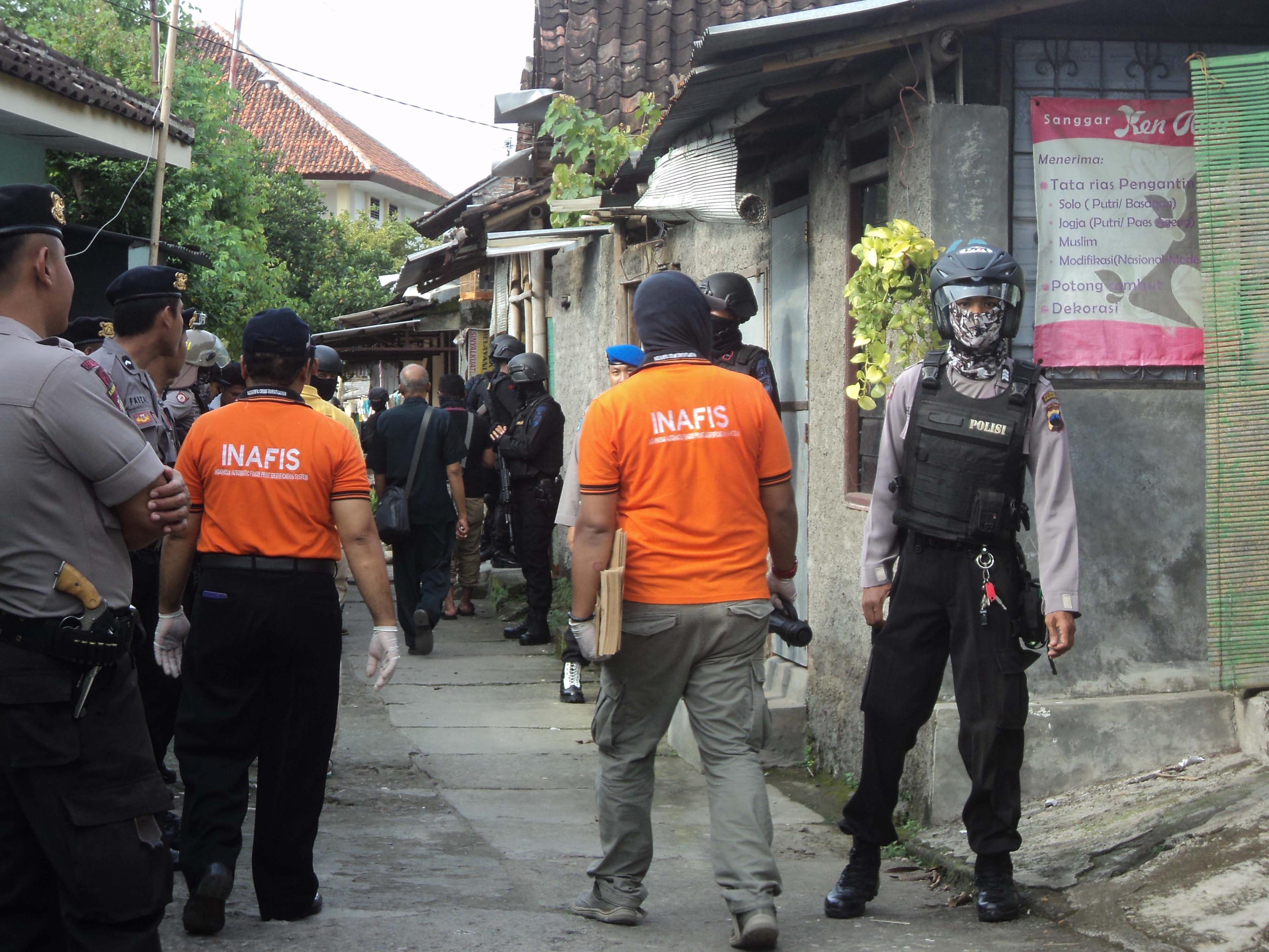 Polisi Sita Bahan Peledak Dalam Penggeledahan di Solo