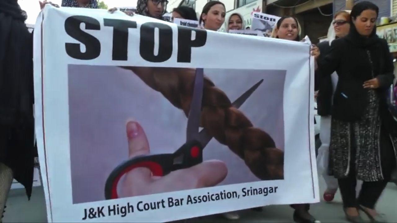 Aksi di India menuntut teror, dimana penyerang memotong rambut perempuan. dihentikan. (Foto: Bismill