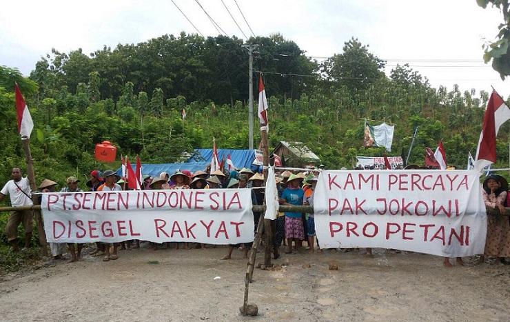 Anggap Beroperasi Ilegal, Warga Kendeng Blokade Pintu Masuk PT Semen Indonesia
