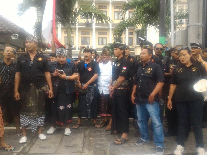 Polda Bali Periksa Munarman, Puluhan Orang Demo Tuntut Penahanan