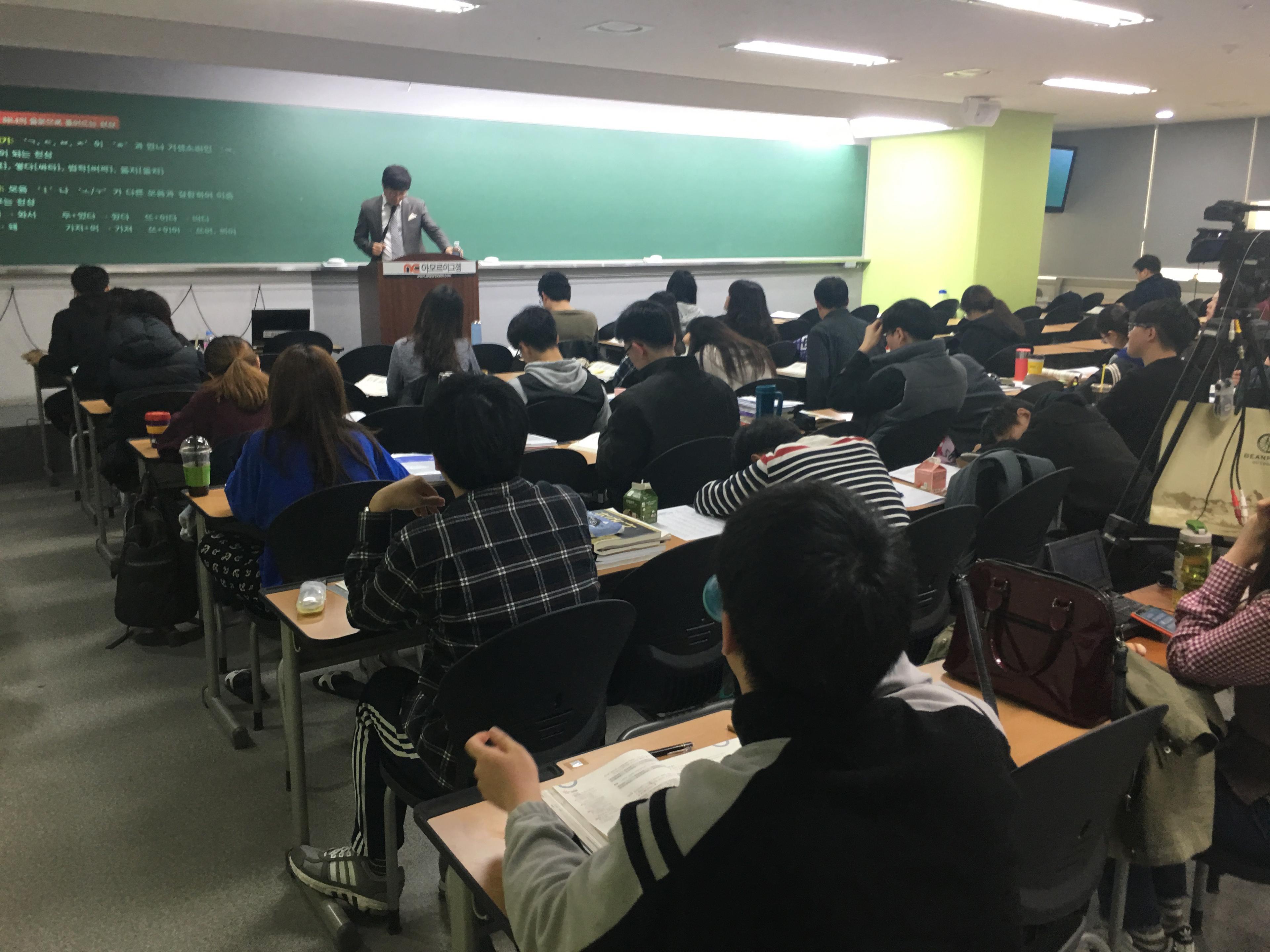 Kelas persiapan untuk ujian pegawai negeri di Seoul. (Foto: Jason Strother) 