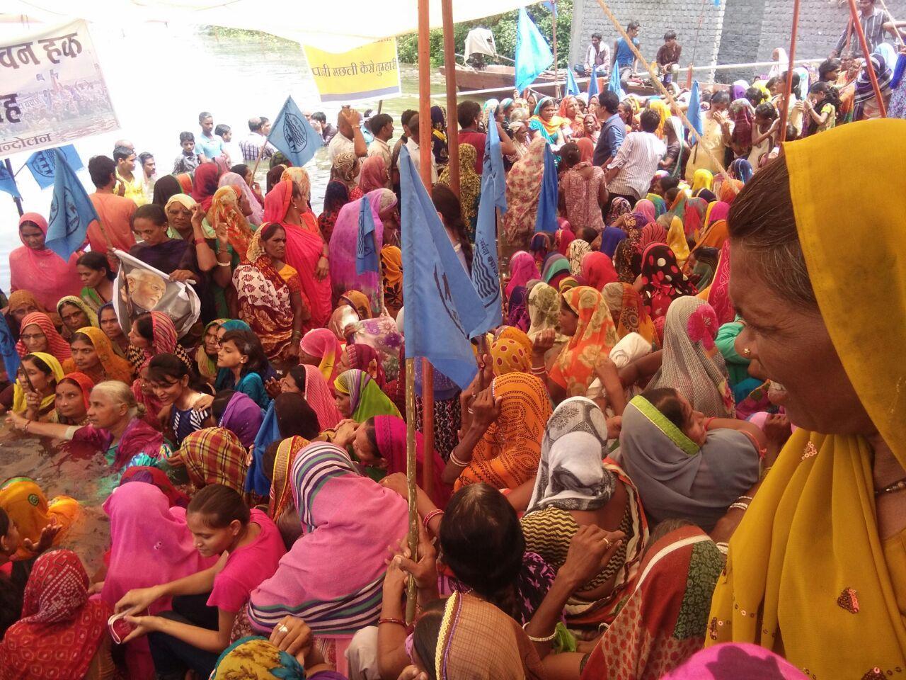 Villagers protest against Sardar Sarovar Dam (Photo: Shuriah Niazi)