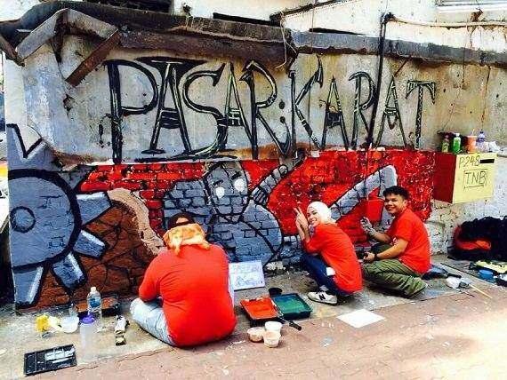 A group of 30 art students are painting murals on Pasar Karat street. (Photo: Jan Zygmuntowski)