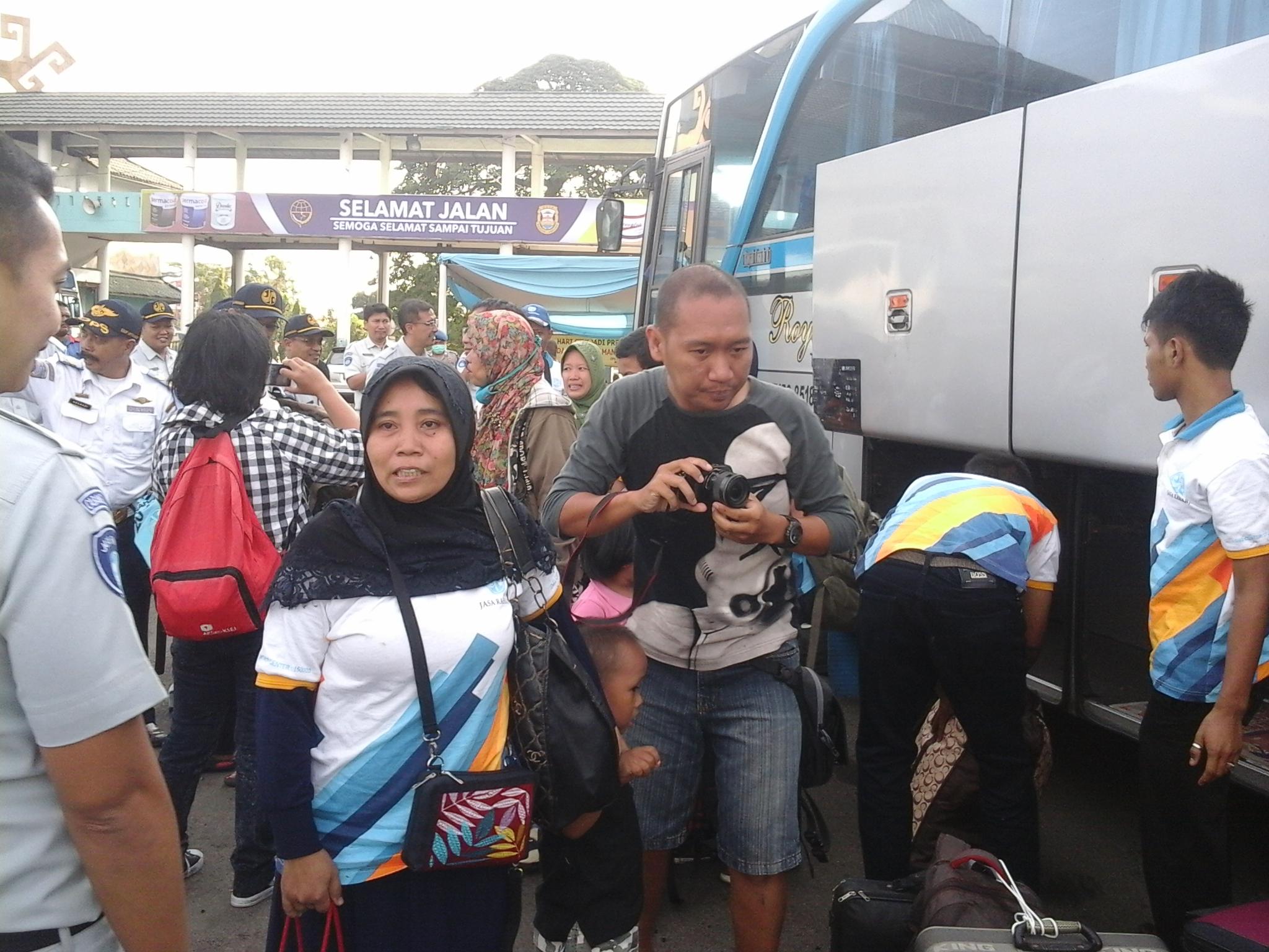 Sejumlah penumpang angkutan mudik yang dikoordinir PT Jasa Raharja telah tiba di Lampung. Foto: KBR/