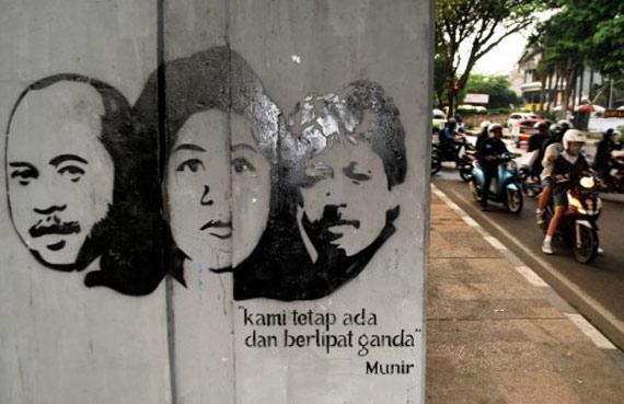 Sebuah mural korban pelanggaran HAM berat bergambar wajah Jurnalis Udin, Marsinah dan Munir dibuat d