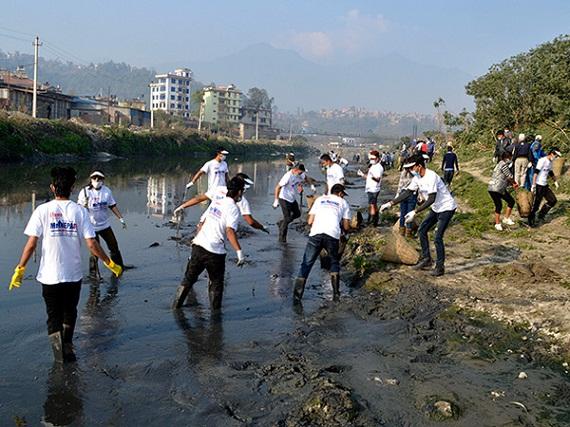 Para relawan membersihkan Sungai Bagmati Kathmandu. (Foto: www.ekantipur.com)