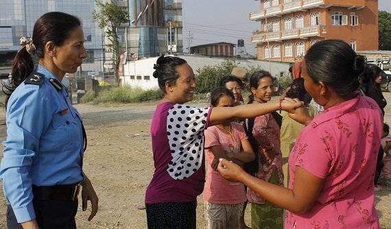 Perempuan di tempat penampungan korban gempa Nepal sedang belajar teknik bela diri. (Foto: Omishan T
