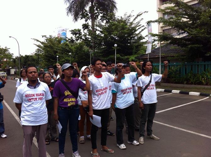 Aktivis pembela nasib PRT di depan Kantor Menteri Tenaga Kerja. Mereka menuntut pemerintah membahas 