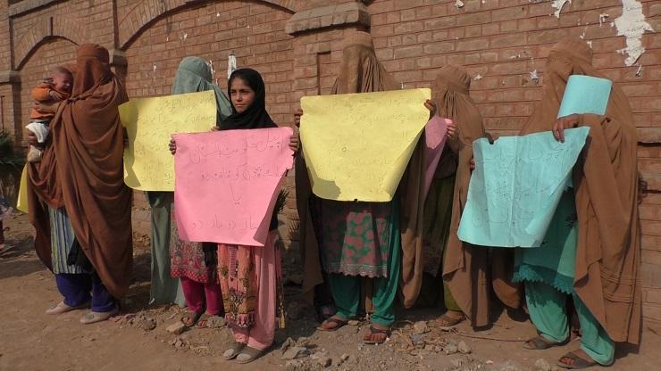 Pakistani wives protest the deportation of their husbands to Afghanistan. (Photo: Mudassar Shah) 