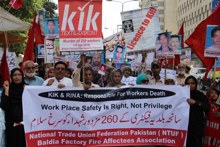 Keluarga 260 korban kebakaran pabrik di Karachi berunjuk rasa menuntut kompensasi di Karachi Pakista