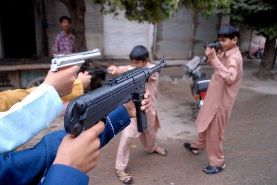 Anak-anak Pakistan sedang bermain tembak-tembakan menggunakan senjata mainan. (Foto: Shahab-ur-Rahma