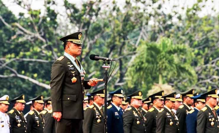 Panglima TNI Jenderal TNI Gatot Nurmantyo memimpin upacara peringatan HUT ke-71 TNI