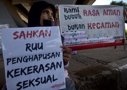 Pegiat yang tergabung dalam Jaringan Muda Melawan Kekerasan Seksual melakukan aksi unjukrasa di bawa