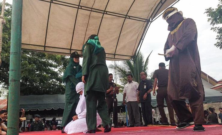 Pelaksanaan hukuman cambuk bagi pasangan sejenis di Syah Kuala, Banda Aceh, Selasa (23/5/2017). (Fot
